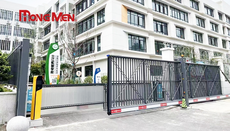 Cổng treo HongMen có đáp ứng các tiêu chuẩn an toàn cần thiết không?