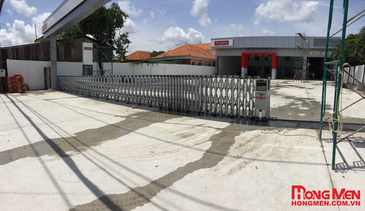 Lắp đặt cổng xếp hợp kim nhôm Showroom Xe Tải Fuso