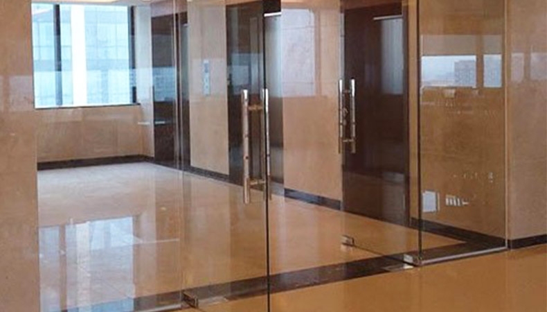 Mẹo phân biệt cửa kính cường lực bản lề với cửa kính thường